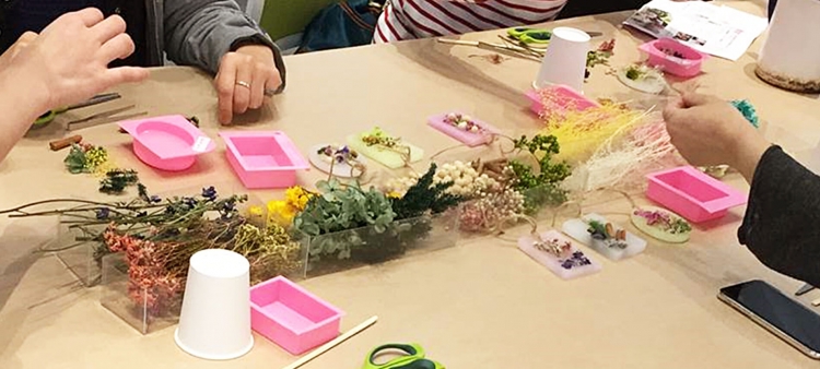 KIOI FLOWER WORKSHOP アロマワックスサシェを作ろう by キャンドルスタジオ代官山