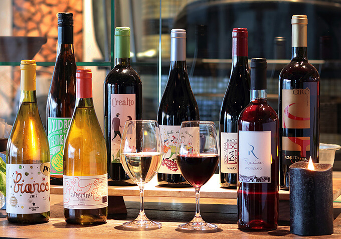 【イートイン】平日ランチ：ドリンクバーサービス、平日ディナー・休日ランチ・休日ディナー：ボトルワインサービス（要予約）