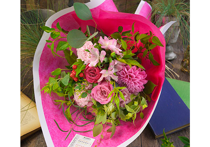 前日までのご予約に限り、3,300円（税込）以上のアレンジメント、ブーケのお花10％増量（要予約）