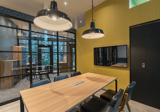 会議室（定員6名、要予約）ご利用代金20%OFF 4,400円（税込）/h→3,520円（税込）/h